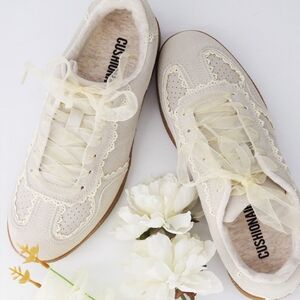 NIB Cushionaire Belinda Casual Sneakers Size 6.5W In Ivory W/ Extra Plain Laces